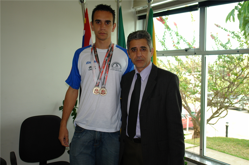 João Ricardo (com as medalhas) e Anízio