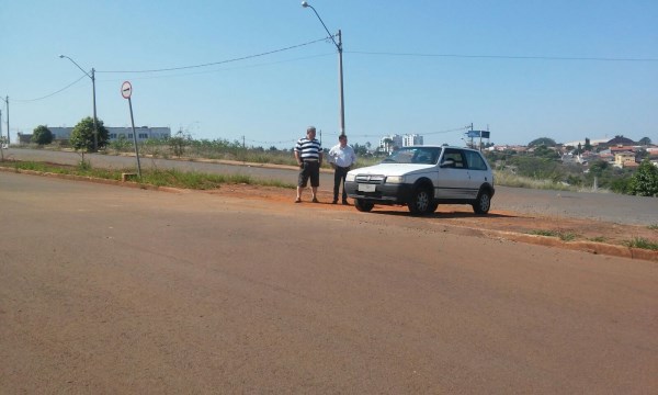 Sem rotatória, motoristas cortam caminho sobre canteiro