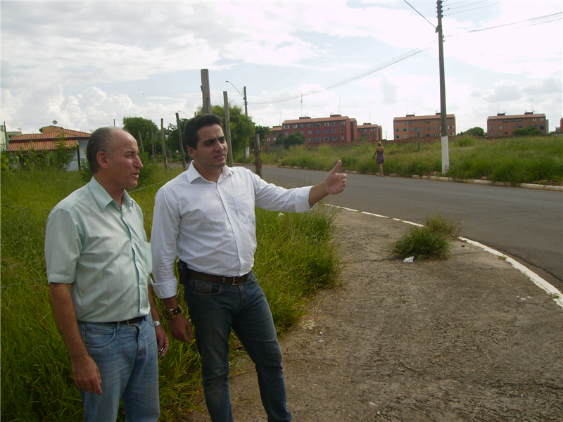 Felipe Sanches ouviu reivindicações do padre Colombo durante visita ao bairro