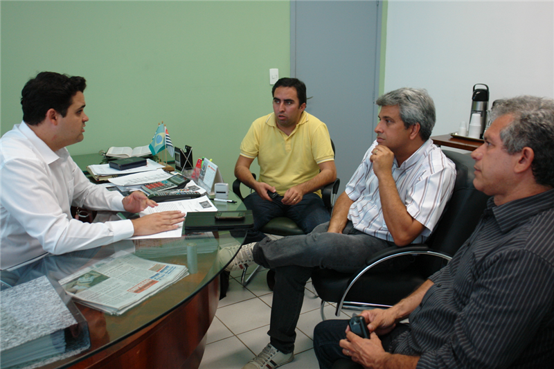 Pinguim conversa com pastores sobre projeto de Centro de Tratamento da Família