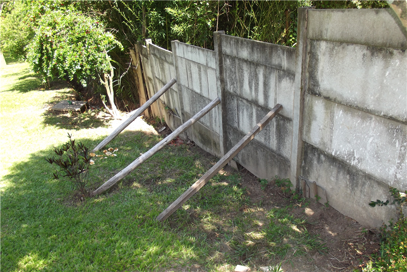Muro está escorado após fortes chuvas que alagaram o local