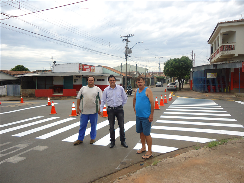 Pinguim acompanhou pintura de nova sinalização na rua da Borracha 