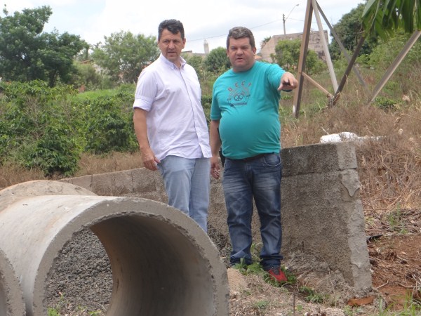 Kadu acompanha instalação de manilhas no Jardim Batagin.