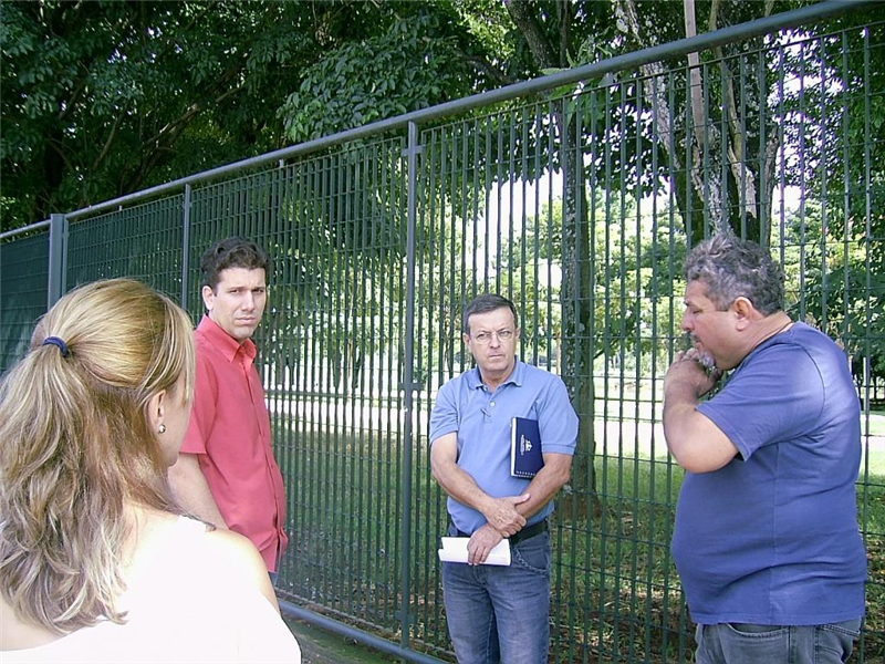 Giovanni conversa com moradores e comerciantes da rua Argentina