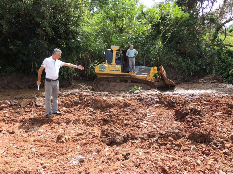 Carlão acompanha obras da Prefeitura na rua da Servidão, após diversas reivindicações de moradores