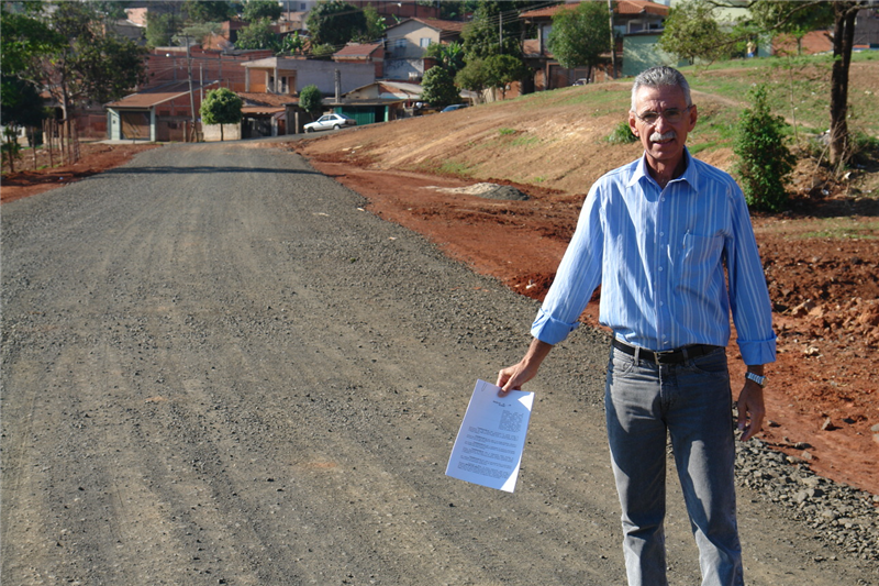 Carlão agradeceu DAE pela obra, mas ara cobra luz e asfalto para essa rua