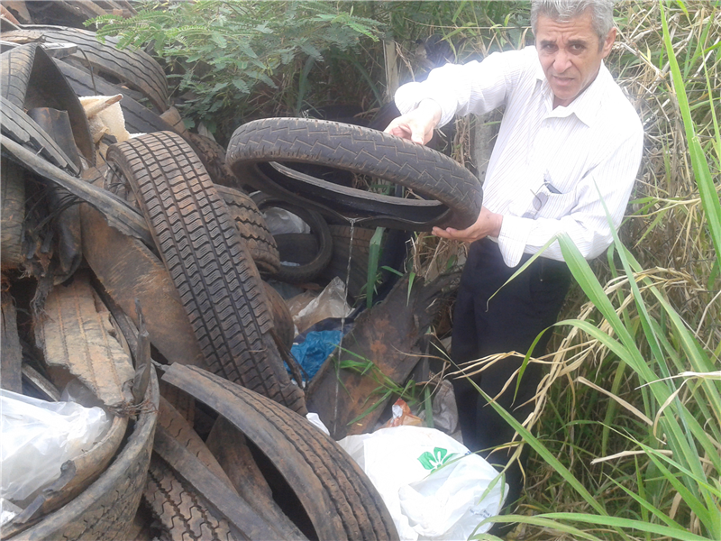 Risco de dengue: Anízio constata acúmulo de água no interior dos pneus