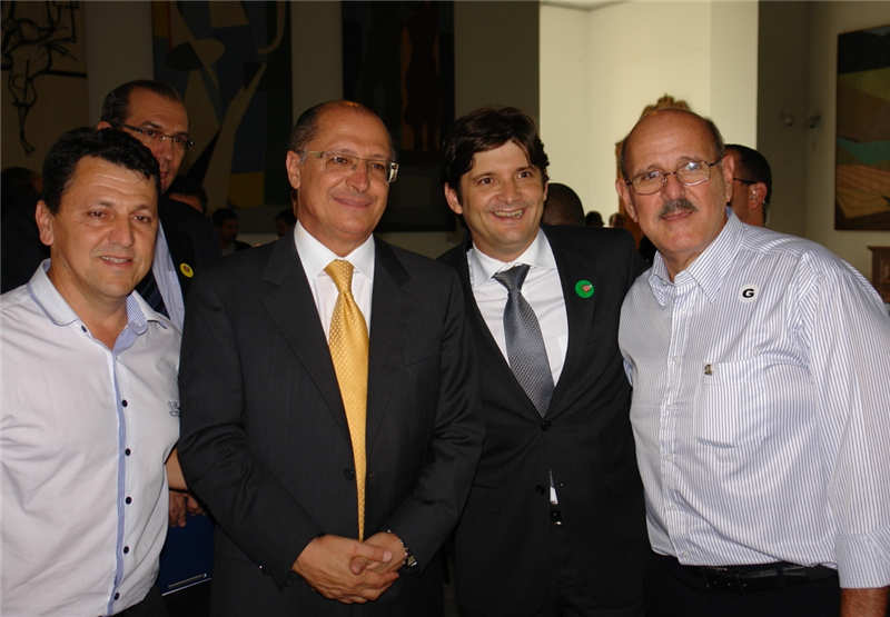 Kadu e o deputado André do Prado ao lado do vernador Geraldo Alckmin e do diretor da Santa Casa, Laerte Zucolo