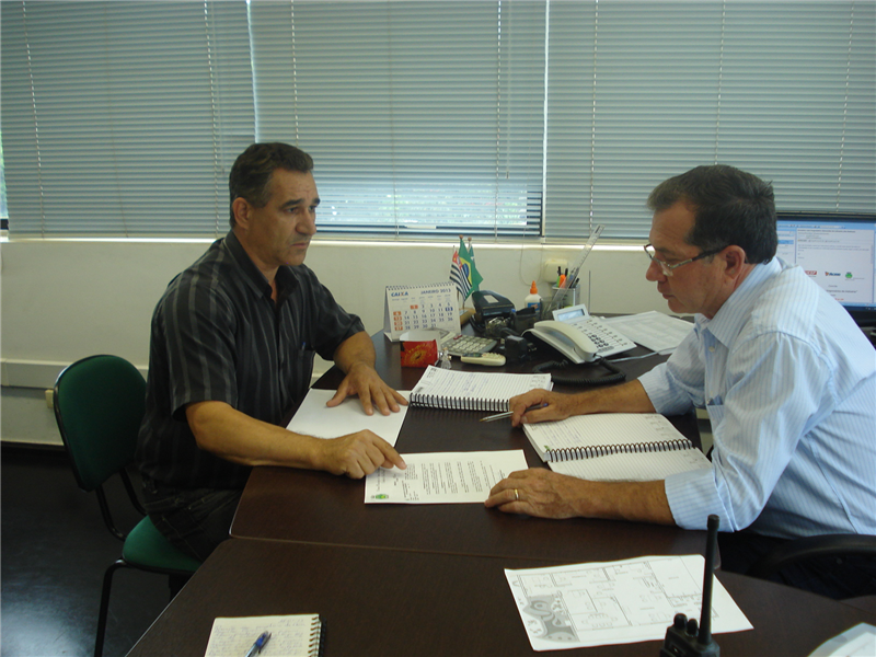 Ademir apresenta pedido para área do Mollon ao secretário Hamilton Cavichiolli
