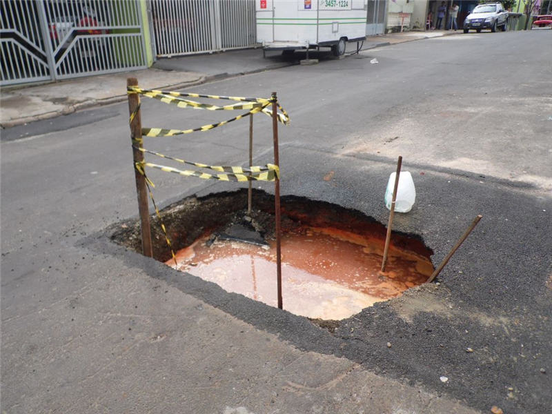 Moradores sinalizaram buraco para evitar novos acidentes no local