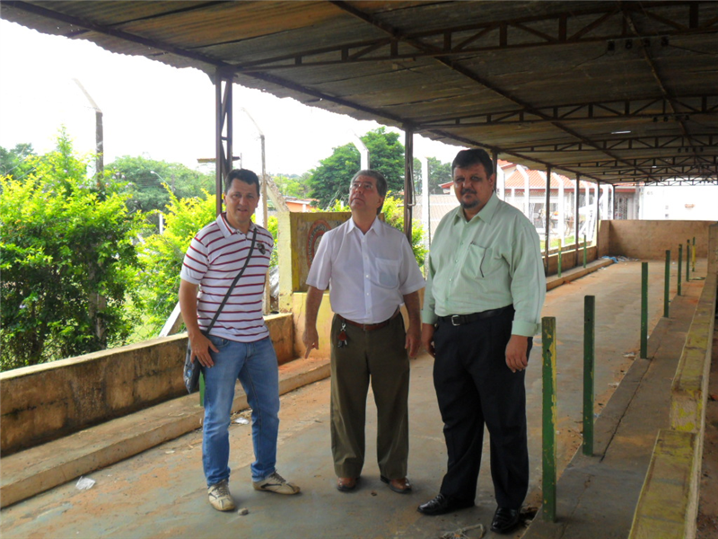 Kadu, acompanhado de dois secretários municipais, visitou campo de bocha no Olaria