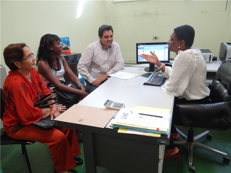 Pinguim entrega ofício em reunião com Maria Cristina da Silva.