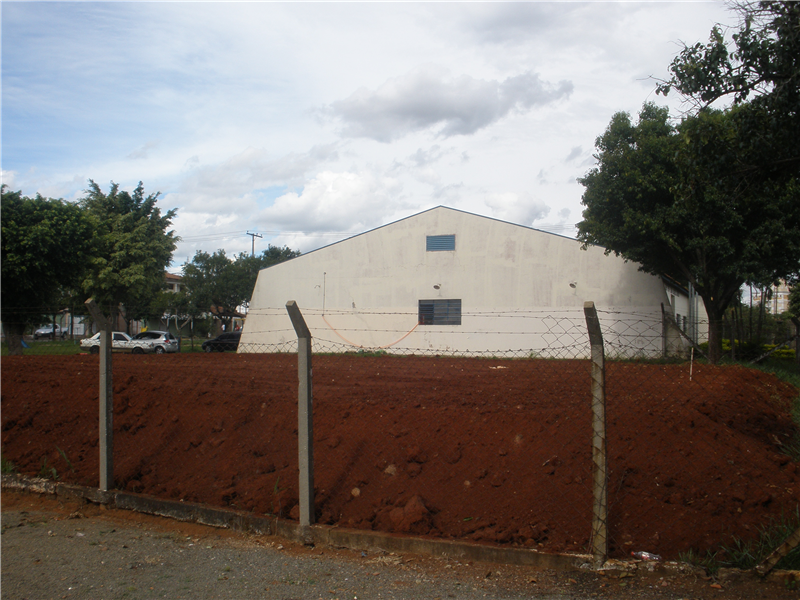 Prefeitura promove terraplanagem atrás da escola para ampliar salas