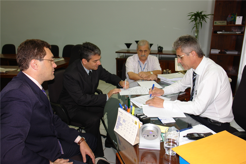Representantes da Claro, Oracy e Anízio Tavares, durante assinatura de contrato