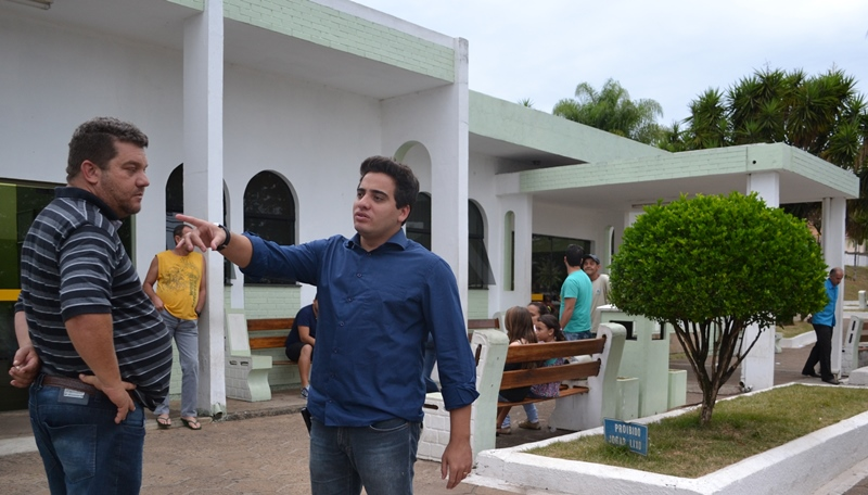 Felipe Sanches pede melhorias para o velório e entorno.