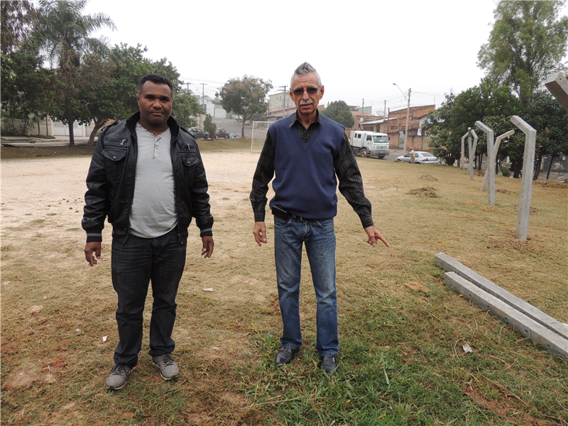 Carlão e secretário de esportes visitam campo no Jardim Europa IV.