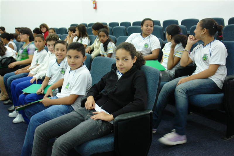 Alunos ocuparam Plenário Dr. Tancredo Neves durante a última sessão simulada do ano
