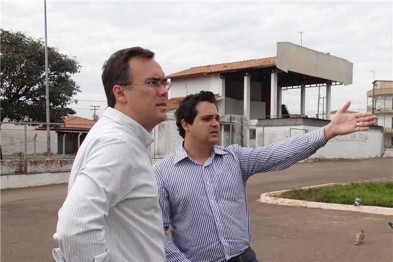 Pinguim e Denis em visita à Praça da Migração.
