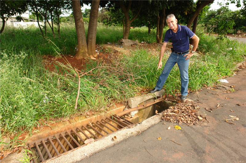Carlão verifica a necessidade de reposição da grade de bueiro na rua Ruy Baptista Rodrigues, no Parque Planalto. 