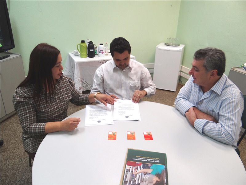 Pinguim em reunião na Coordenadoria de Transportes.