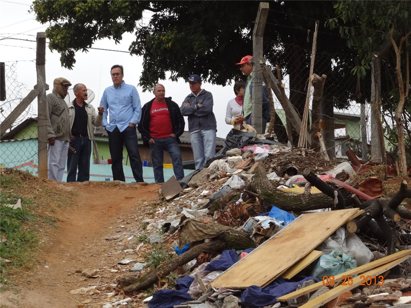 Pereira e prefeito com munícipes.
