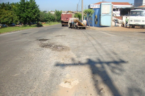 Águas pluviais, devido à falta de canaleta, se acumulam em alguns trechos