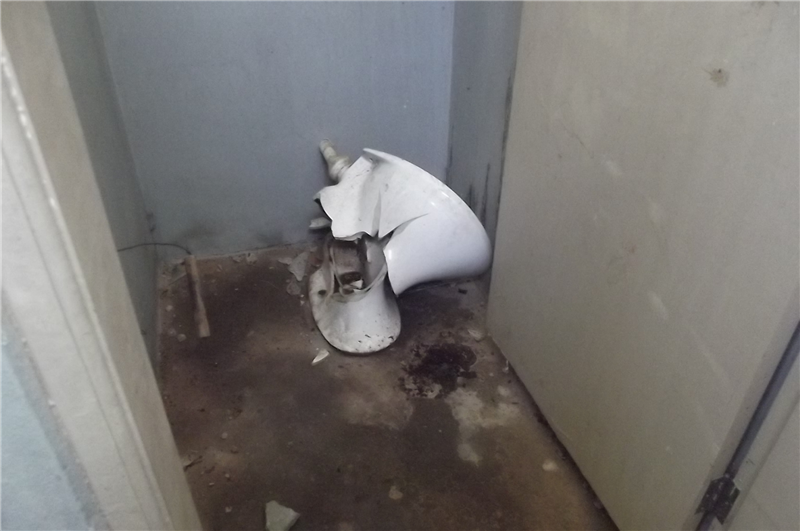 Vaso sanitário danificado em área de lazer do Mollon.