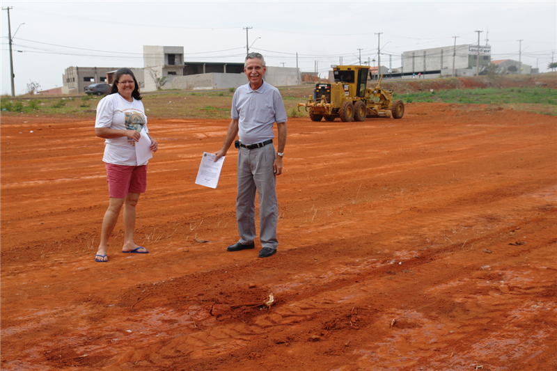 Carlão e dona Ivone acompanham construção de campo de areia.