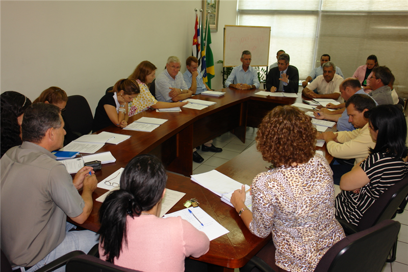Vereadores e assessores ouviram esclarecimentos sobre Regimento Interno e diferença entre proposituras