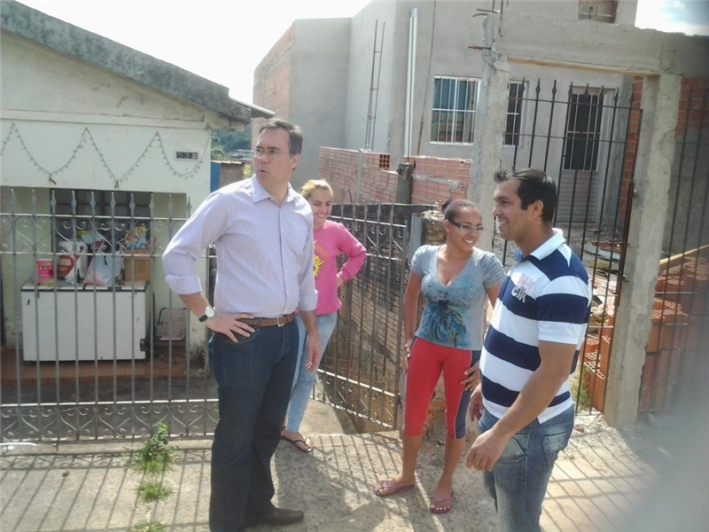 Prefeito Denis Andia e vereador Alex Backer conversam com moradores do bairro
