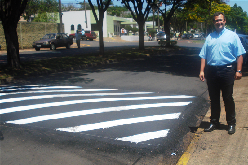 Danilo acompanhou instalação de lombada, que vai facilitar acesso a estacionamento