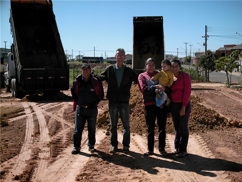 Carlão em visita à obra de campo de areia.