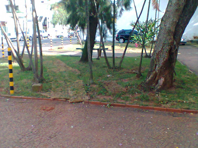 Carlão pede melhorias em praça localizada na área central, em frente a unidade de ensino