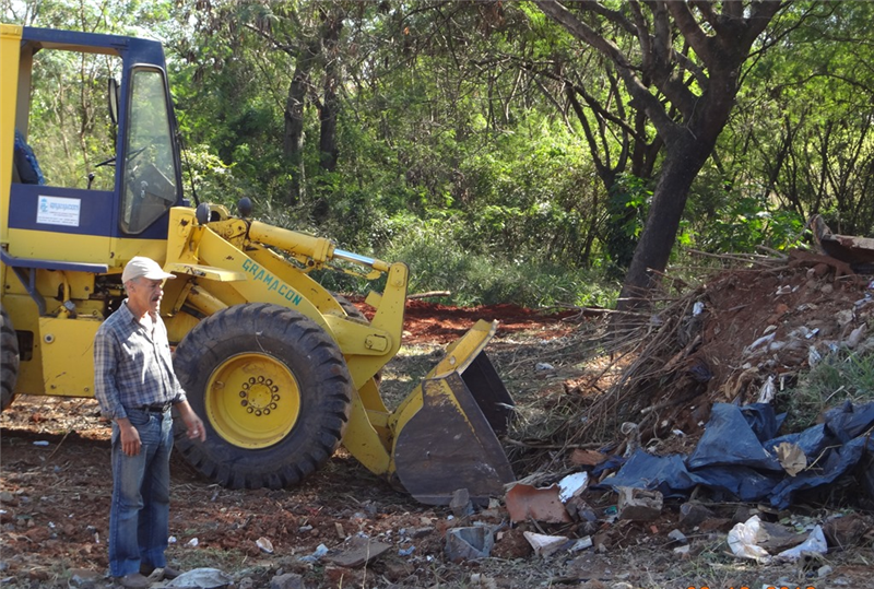 Após pedido de Pereira, Prefeitura efetua limpeza em área pública no Dona Regina