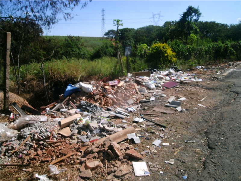 Zeca pede limpeza e retirada de entulho da rua da Ervilha, no final da rua do Milho, no bairro Cidade Nova II.