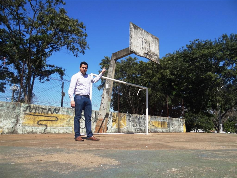 l sem rede e tabela sem aro e cesta são alguns dos problemas da quadra