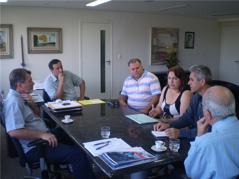 Vereador Anízio, durante reunião com Larguesa e donos de terrenos no Orquídeas 