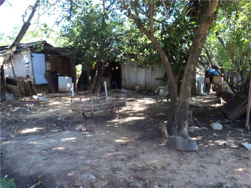 Famílias vivem em condições precárias ao lado da represa Santa Alice.
