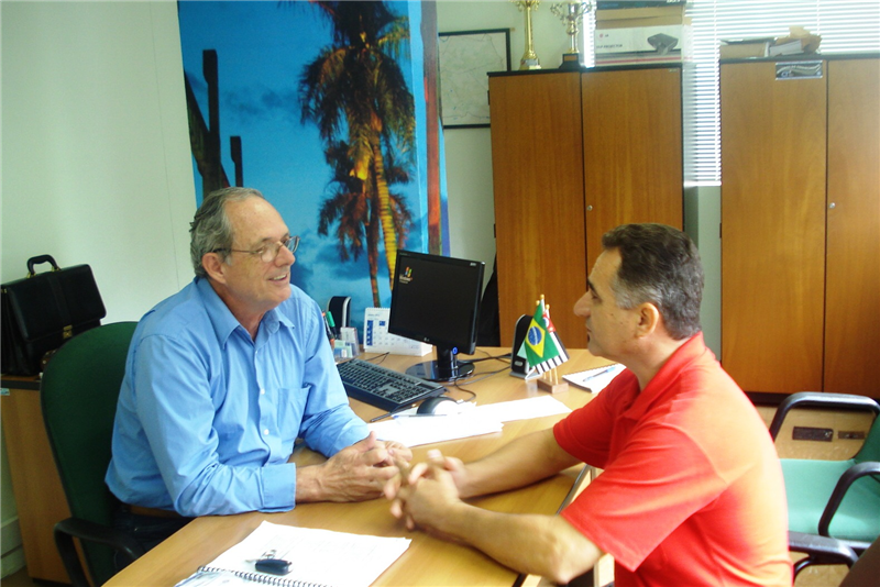 Vereador Ademir da Silva, durante reunião com secretário de Cultura, Eide Froner
