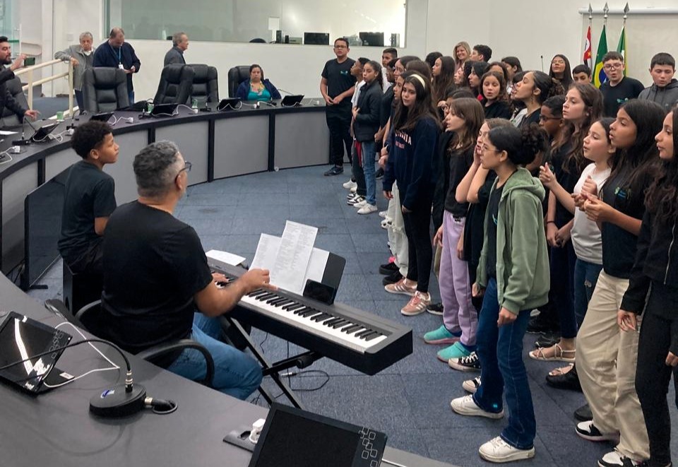 Exposição “Ambiente 10” é encerrada com apresentação do coral da Escola Ulisses