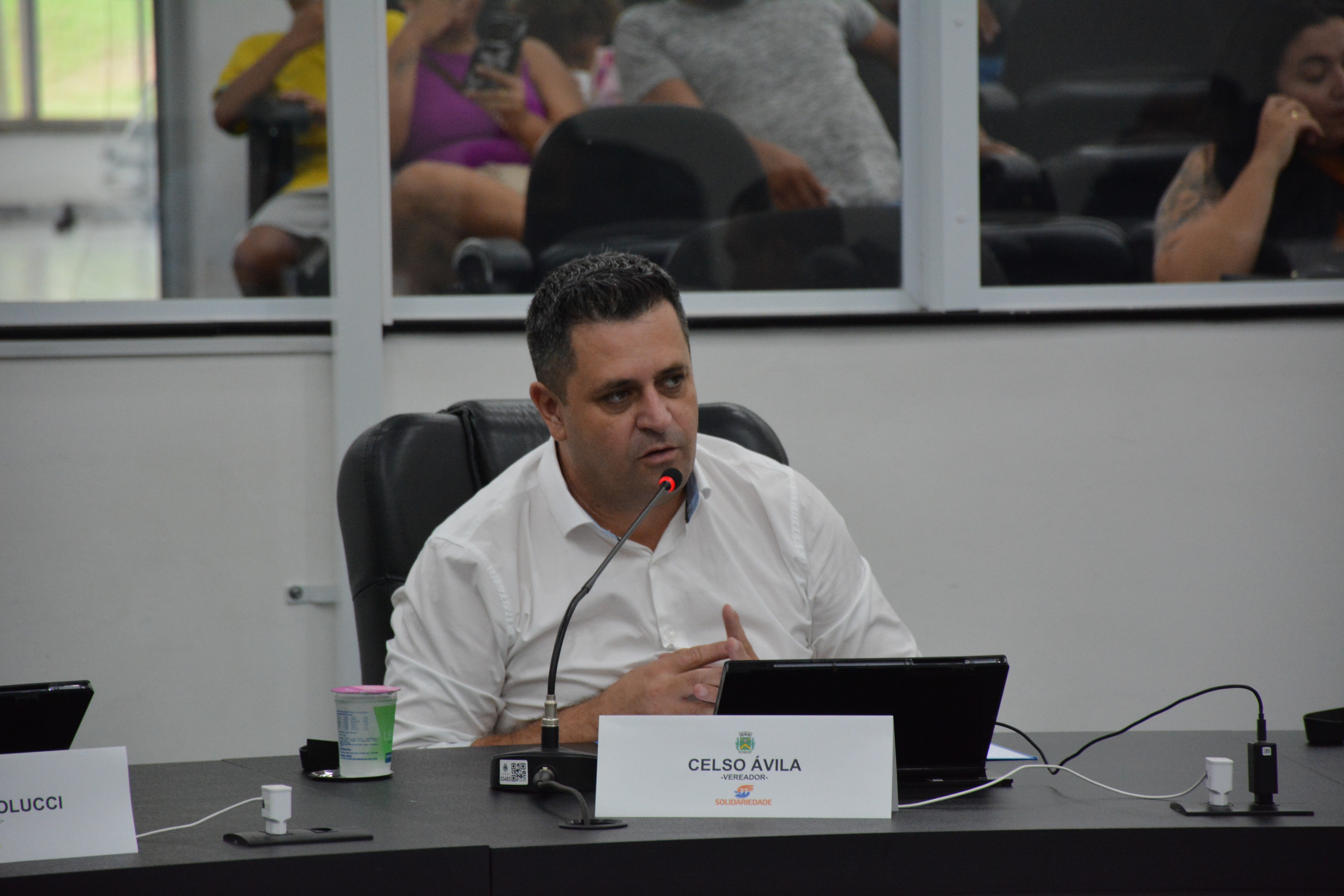 Vereador questiona Prefeitura sobre funcionamento de programa de equoterapia voltado a crianças com TEA