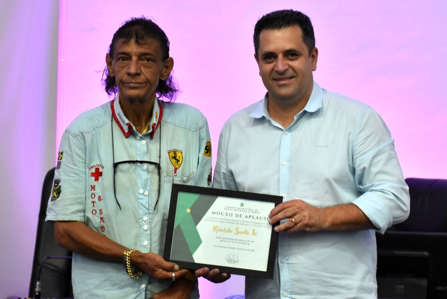 Câmara Municipal homenageia produtor cultural Ricardo Santa Fé por exposição de motos