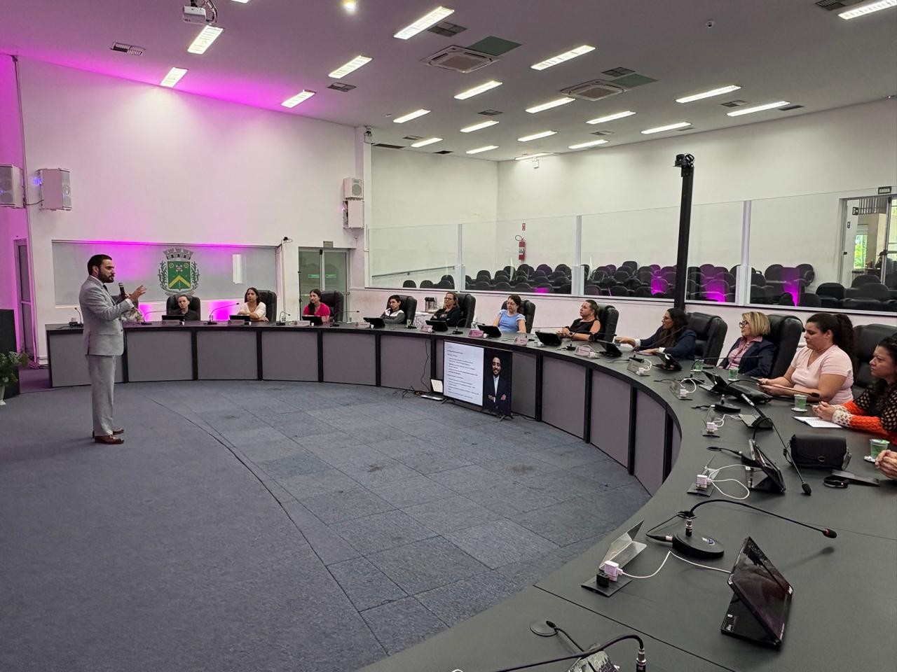 Câmara recebe palestra sobre ruptura conjugal e violência psicológica na Semana da Mulher