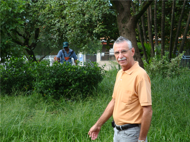 Carlão acompanha serviço de roçagem.