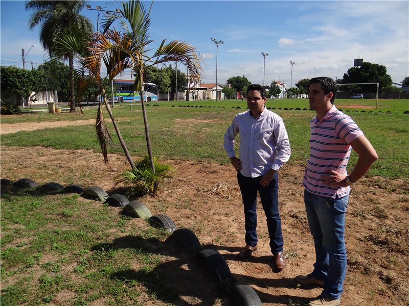 Fabiano Pinguim e Renato Piovezan visitam área de lazer no Jardim Pérola.