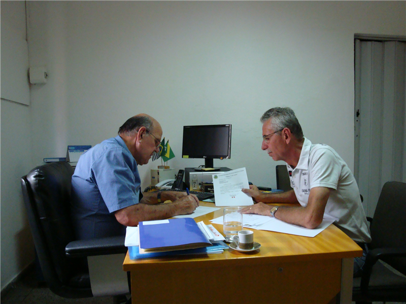 Carlão em reunião com secretário municipal de saúde.