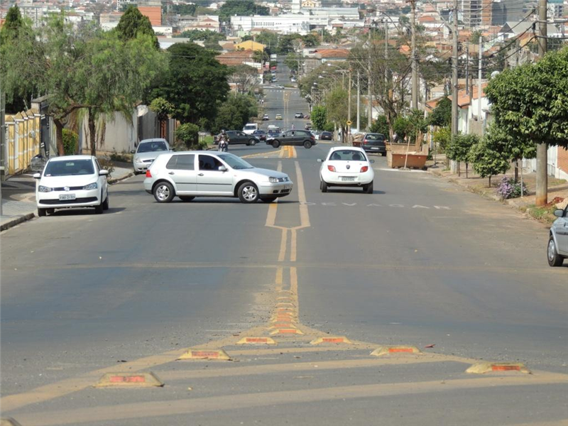 Motorista faz manobra arriscada ao cruzar pista na rua Floriano Peixoto