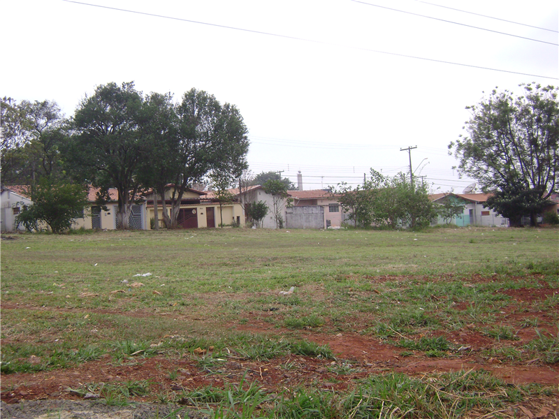 Terreno na Vila Santa Terezinha passou por limpeza e roçagem.