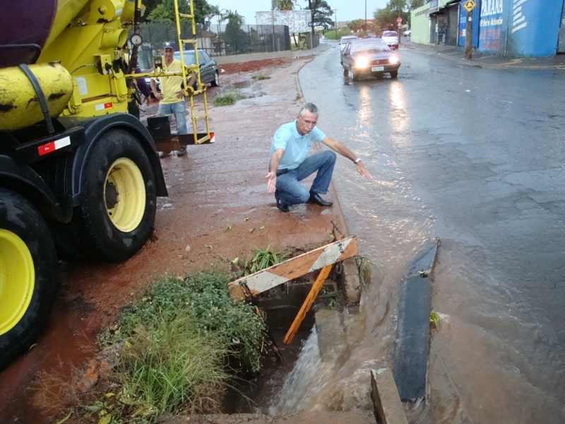 Carlão pede ampliação de bocas de lobo e de galerias pluviais na rua Limeira