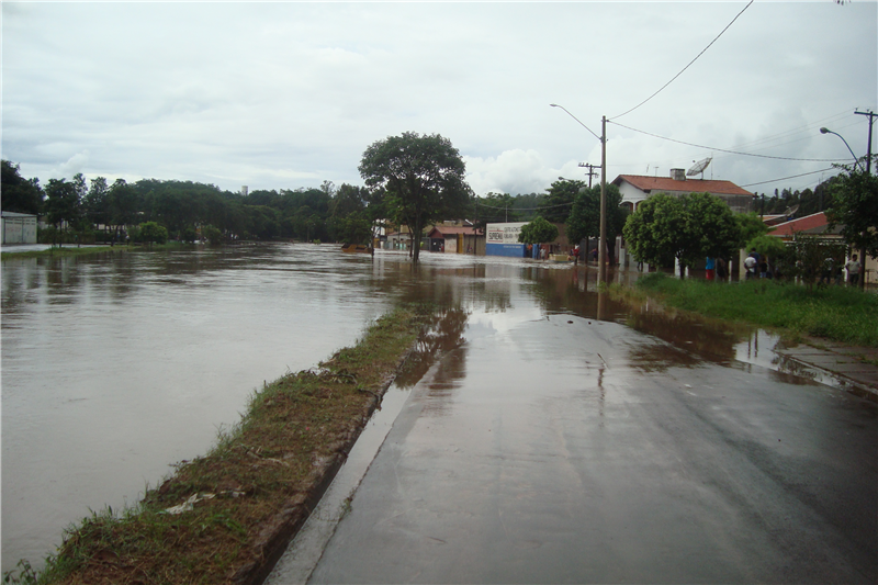 Ribeirão dos Toledos transbordou com as frequentes chuvas de verão.